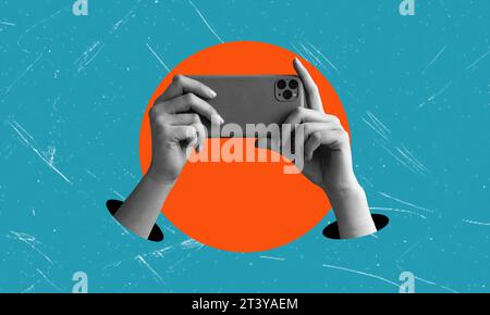 Affiche d'art conceptuel contemporain montrant une main tenant un smartphone, prendre une photo. Collage d'art contemporain sur fond bleu Banque D'Images