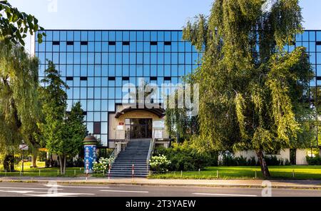 Varsovie, Pologne - 25 juillet 2021 : bâtiment du département d'ingénierie des matériaux de l'université technique Polytechnique Politechnika Warszawska de Varsovie Banque D'Images