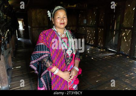 Femme de la tribu Adi en vêtements adi traditionnels posant dans sa maison traditionnelle en bois à Assam dans le nord-est de l'Inde Banque D'Images