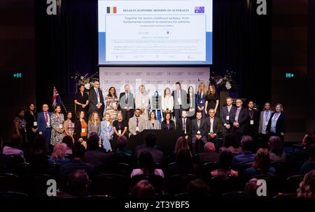 Melbourne, Australie. 27 octobre 2023. Photo de famille prise après une réunion sur la recherche et les solutions sur l'épilepsie infantile lors de la Mission économique belge au Commonwealth d'Australie, à Melbourne, vendredi 27 octobre 2023. Une délégation belge effectue une mission économique de 10 jours en Australie du 19 au 28 octobre 2023. BELGA PHOTO BENOIT DOPPAGNE crédit : Belga News Agency/Alamy Live News Banque D'Images