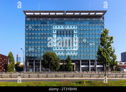 Varsovie, Pologne - 25 juillet 2021 : complexe de bureaux Focus Filtrowa rue Wawelska dans le quartier Mokotow de Varsovie Banque D'Images