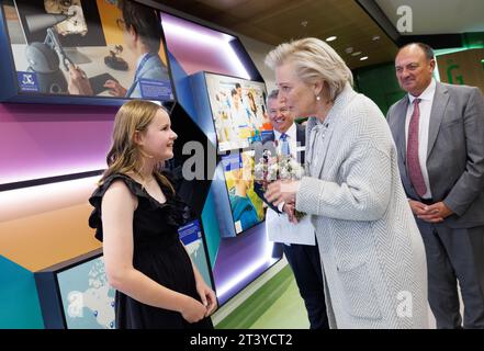 Melbourne, Australie. 27 octobre 2023. La Princesse Astrid de Belgique, le Vice-ministre-président wallon Willy Borsus, sont accueillis par et patiente Chloe avant une visite à l'Hôpital Royal Victorian Eye and Ear lors de la mission économique belge au Commonwealth d'Australie, à Melbourne, le vendredi 27 octobre 2023. Une délégation belge effectue une mission économique de 10 jours en Australie du 19 au 28 octobre 2023. BELGA PHOTO BENOIT DOPPAGNE crédit : Belga News Agency/Alamy Live News Banque D'Images