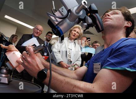 Melbourne, Australie. 27 octobre 2023. La Princesse Astrid de Belgique photographiée lors d'une visite à l'Hôpital Royal Victorian Eye and Ear lors de la mission économique belge au Commonwealth d'Australie, à Melbourne, le vendredi 27 octobre 2023. Une délégation belge effectue une mission économique de 10 jours en Australie du 19 au 28 octobre 2023. BELGA PHOTO BENOIT DOPPAGNE crédit : Belga News Agency/Alamy Live News Banque D'Images