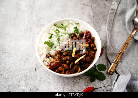Kala Channa ou pois chiches noirs | Kerala Kadala curry servi avec riz et idiyappam Banque D'Images