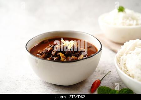 Kala Channa ou pois chiches noirs | Kerala Kadala curry servi avec riz et idiyappam Banque D'Images