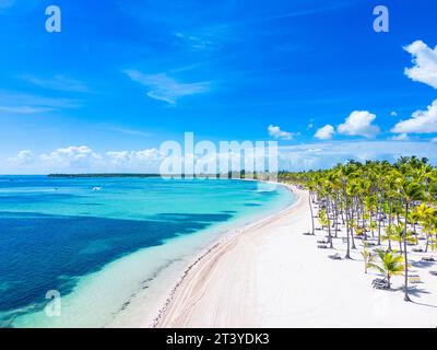 Vue aérienne de la belle plage de Bavaro avec sable blanc et palmiers. Eau turquoise et ciel bleu. Vacances d'été dans la station tout compris Banque D'Images