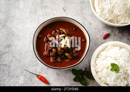 Kala Channa ou pois chiches noirs | Kerala Kadala curry servi avec riz et idiyappam Banque D'Images