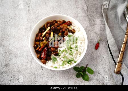 Kala Channa ou pois chiches noirs | Kerala Kadala curry servi avec riz et idiyappam Banque D'Images