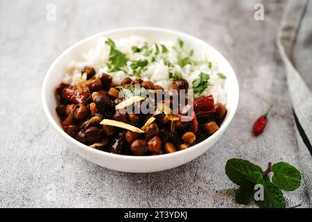 Kala Channa ou pois chiches noirs | Kerala Kadala curry servi avec riz et idiyappam Banque D'Images