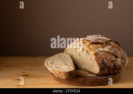 Pain au levain sain et très croquant reposant sur une planche. Banque D'Images