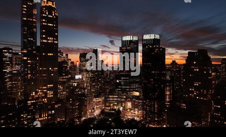 Une vue spectaculaire sur un horizon de la ville illuminé par le soleil couchant, soulignant l'architecture unique des bâtiments Banque D'Images