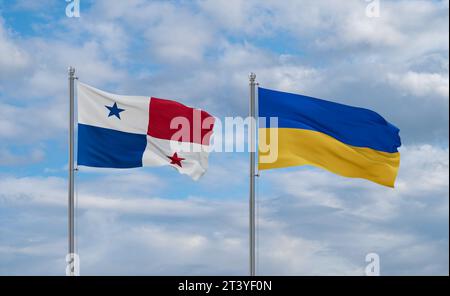 Drapeaux de l'Ukraine et du Panama agitant ensemble dans le vent sur le ciel nuageux bleu, concept de relation de deux pays Banque D'Images