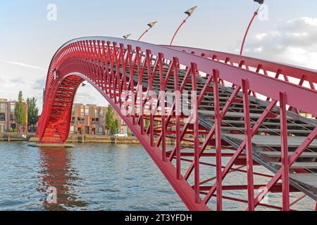 Amsterdam, pays-Bas - 17 mai 2018 : Pont rouge de Pyton au-dessus du canal d'eau dans l'est d'Amsterdam, Hollande. Banque D'Images