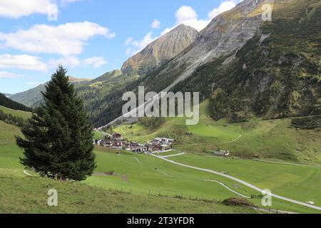 Belle vue sur une vallée idyllique avec le petit village de Hintertux, Autriche Banque D'Images