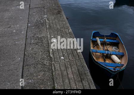 Mevagissey dans la série Cornwall - bleu cobalt peint petit bateau de style canoë avec awes Banque D'Images