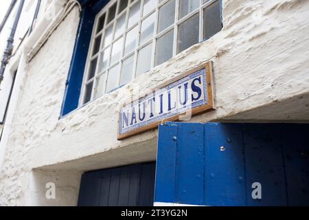 Mevagissey dans la série Cornwall - enseigne de magasin d'antiquités Nautilus Banque D'Images