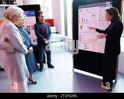 Melbourne, Australie. 27 octobre 2023. La Princesse Astrid de Belgique rencontre un étudiant après un séminaire sur la recherche et l'innovation dans le cadre de la Mission économique belge au Commonwealth d'Australie, à Melbourne, le vendredi 27 octobre 2023. Une délégation belge effectue une mission économique de 10 jours en Australie du 19 au 28 octobre 2023. BELGA PHOTO BENOIT DOPPAGNE crédit : Belga News Agency/Alamy Live News Banque D'Images