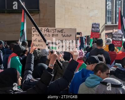 Glasgow, Écosse, Royaume-Uni. 21 octobre 2023 : les gens se rassemblent à Glasgow pour soutenir un cessez-le-feu à Gaza. Banque D'Images