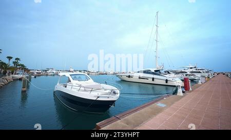 Casa de Campo Marina, République Dominicaine - 17 juin 2022 : bateau à moteur amarré dans la marina. Banque D'Images