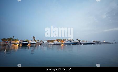 Casa de Campo Marina, République Dominicaine - 17 juin 2022 : Marina avec de nombreux yachts de luxe amarrés en rangées et refclections à la surface de l'eau Banque D'Images