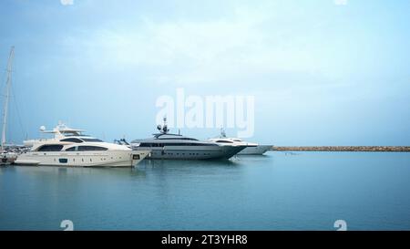 Casa de Campo Marina, République Dominicaine - 17 juin 2022 : Marina avec de nombreux yachts de luxe amarrés en rangées Banque D'Images