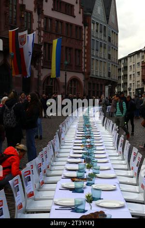 für jede Geisel ein leeres Gedeck. Veranstaltung auf dem Frankfurter Römer. Banque D'Images