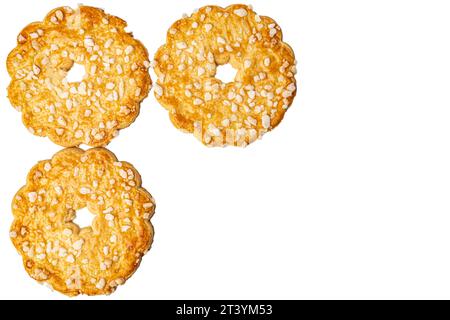 trois biscuits ronds sur fond blanc vue de dessus Banque D'Images