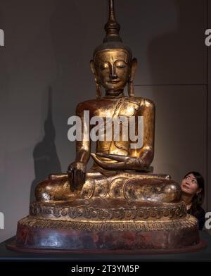 (SOUS EMBARGO jusqu'à 00:01am mardi 31 octobre 2023 pour une utilisation en ligne mais peut être publié pour une utilisation IMPRIMÉE le 31 octobre) The British Museum, Londres, Royaume-Uni. 27 octobre 2023. Burma to Myanmar est la première grande exposition au Royaume-Uni à se concentrer sur l'histoire du Myanmar - également connu sous le nom de Birmanie. Image : Figure de Bouddha assis, vers 1790-1824, Myanmar central ou inférieur. Collection du British Museum. Crédit : Malcolm Park/Alamy Live News Banque D'Images
