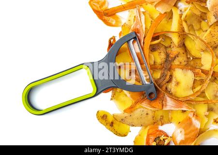 couteau pour éplucher les légumes et éplucher les pommes de terre et les carottes Banque D'Images