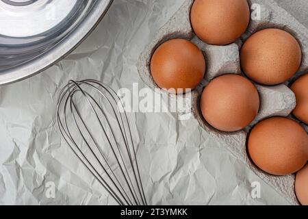 œufs fouetter et bol vue de dessus gros plan Banque D'Images