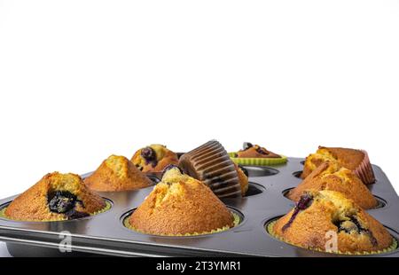 muffins avec des baies dans un plat allant au four Banque D'Images
