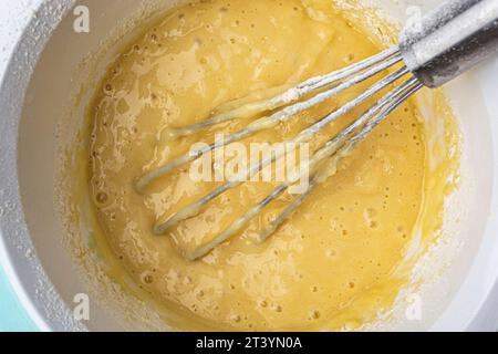 pâte à cupcake et fouetter sur fond blanc vue de dessus Banque D'Images