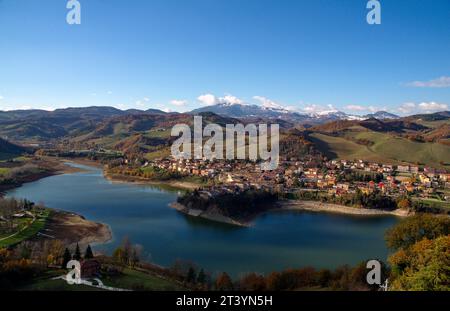 veduta del paese di Mercatale e del lago omonimo Banque D'Images