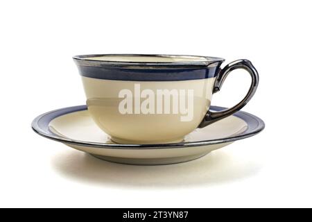 tasse à café blanche en porcelaine sur fond blanc gros plan Banque D'Images