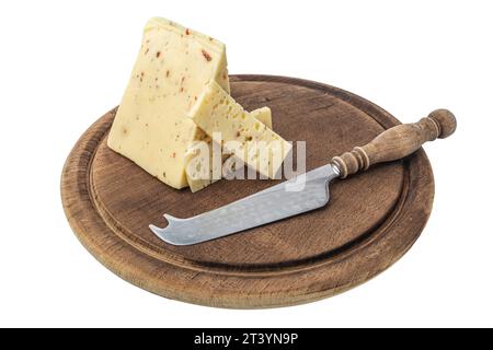 un morceau de fromage et un couteau sur une planche de bois gros plan Banque D'Images