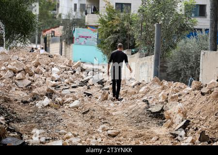 27 octobre 2023 : Jénine, Cisjordanie, Palestine. 27 octobre 2023. Palestiniens encerclés par les destructions laissées par les forces israéliennes lors d’un raid israélien du camp de réfugiés palestiniens de Djénine à l’aube du vendredi 27. En plus d ' avoir tué trois jeunes Palestiniens lors d ' affrontements avec des membres du bataillon Djénine qui tentaient de repousser l ' attaque, les bulldozers israéliens ont détruit et saboté le camp et ses infrastructures. Plus de 100 Palestiniens ont été tués et plus de 1 900 autres blessés par les forces israéliennes en Cisjordanie depuis octobre 7 (Credit image : © Mohammed T Banque D'Images