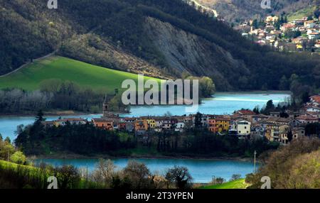 veduta del paese di Mercatale e del lago omonimo Banque D'Images