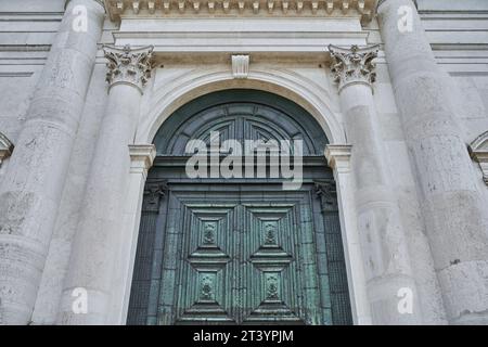 Porte d'entrée de l'église du très Saint Rédempteur (italien : Chiesa Del Santissimo Redentore) sur l'île de Guidecca à Venise. VENISE - 4 MAI 2019 Banque D'Images