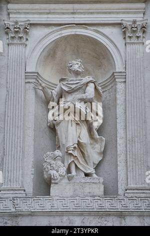 Statue de Saint Jérôme (Eusebius Sophronius Hieronymus) sur la façade de l'église du très Saint Rédempteur (italien : Chiesa Del Santissimo Redentore). Banque D'Images