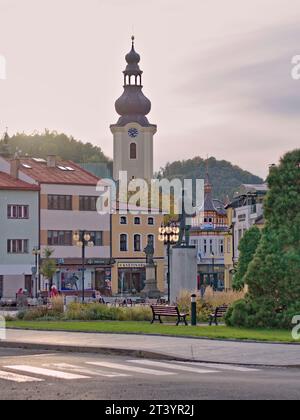 Place Roznov pod Radhostem et église dans le centre-ville. Célèbre destination touristique de la république tchèque. Automne. Banque D'Images