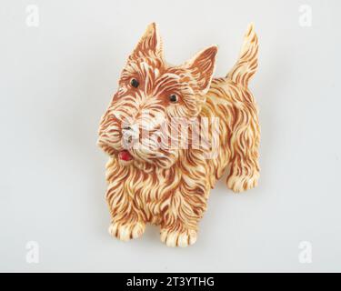 Broche scottie en plastique celluloïd vintage des années 1930 Banque D'Images