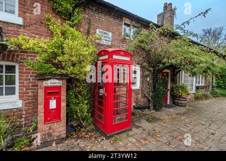 Les cottages du bureau de poste dans la ville de Thelwall près de Warrington. Le roi Edard l'ancien a fait de Thelwall une ville en l'an 923. Banque D'Images