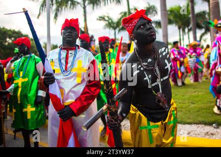 République dominicaine, Punta Cana - 3 mars 2018 : des gens en costumes de chaman vaudou colorés à thème lors d'un carnaval. Banque D'Images