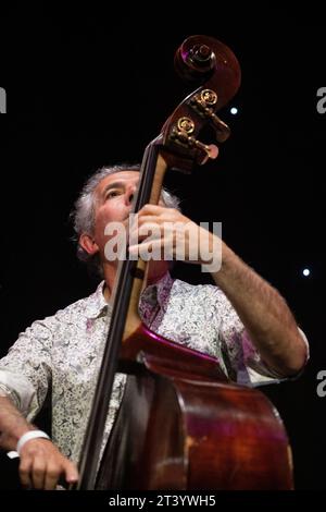 Le bassiste de jazz Steve Watts joue en concert avec Adam Glasser Quartet, Scarborough Jazz Festival 2023 Banque D'Images