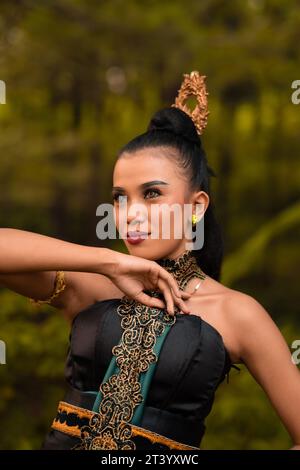 Le visage féroce d'une femme indonésienne portant du maquillage sur son visage et un costume noir après un spectacle de danse au festival Banque D'Images