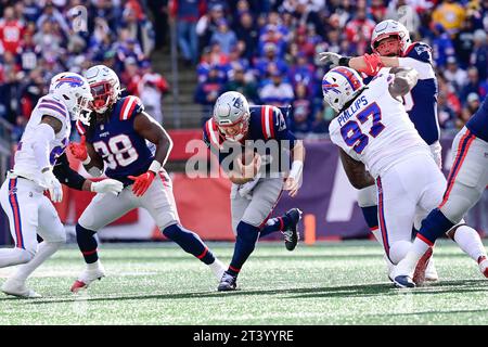 22 octobre 2023 ; le quarterback des Patriots de la Nouvelle-Angleterre Mac Jones (10) court le ballon contre les Bills de Buffalo lors de la seconde mi-temps à Foxborough, Massachusetts. Eric Canha/Cal Sport Media Banque D'Images