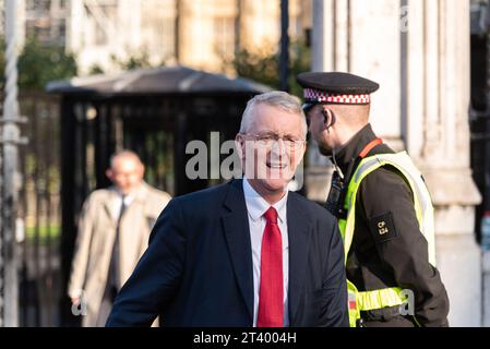 Hilary Benn députée quittant le Parlement après avoir siégé le Super samedi pour débattre et voter sur l’accord sur le Brexit, l’amendement Letwin, la loi Benn Banque D'Images