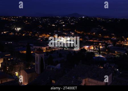 Vue de Cagnes sur Mer depuis le Haut de Cagnes la nuit (France). Paysage urbain hivernal français, lumières méditerranéennes la nuit. Banque D'Images