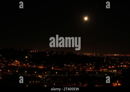 Vue de Nice depuis le Haut de Cagnes à Cagnes sur Mer la nuit (France). Paysage urbain hivernal français, lumières méditerranéennes la nuit. Banque D'Images