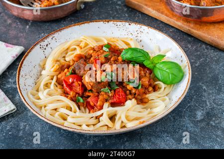 Boulettes de viande dans une sauce tomate et lentilles avec des pâtes linguines Banque D'Images